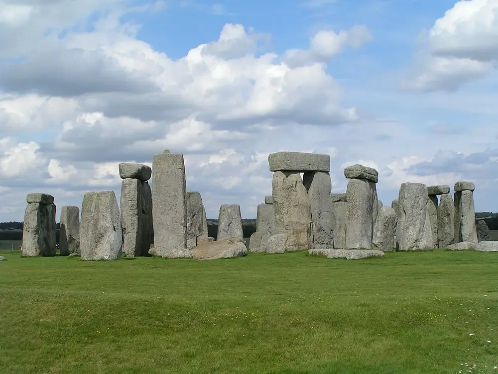 巨石阵 Stonehenge – 英国最著名的史前遗址，联合国教科文组织世界遗产，威尔特郡